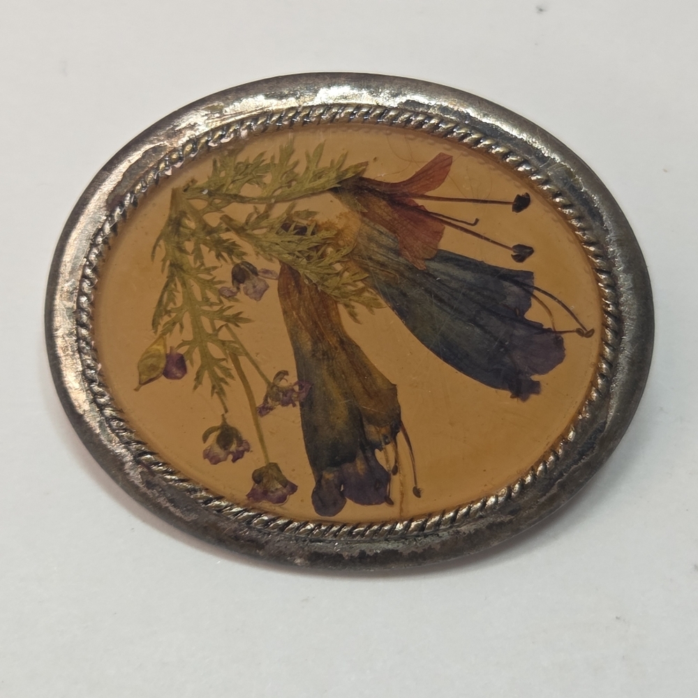 vintage pressed dried flower silvertone oval brooch unmarked  resin enameled